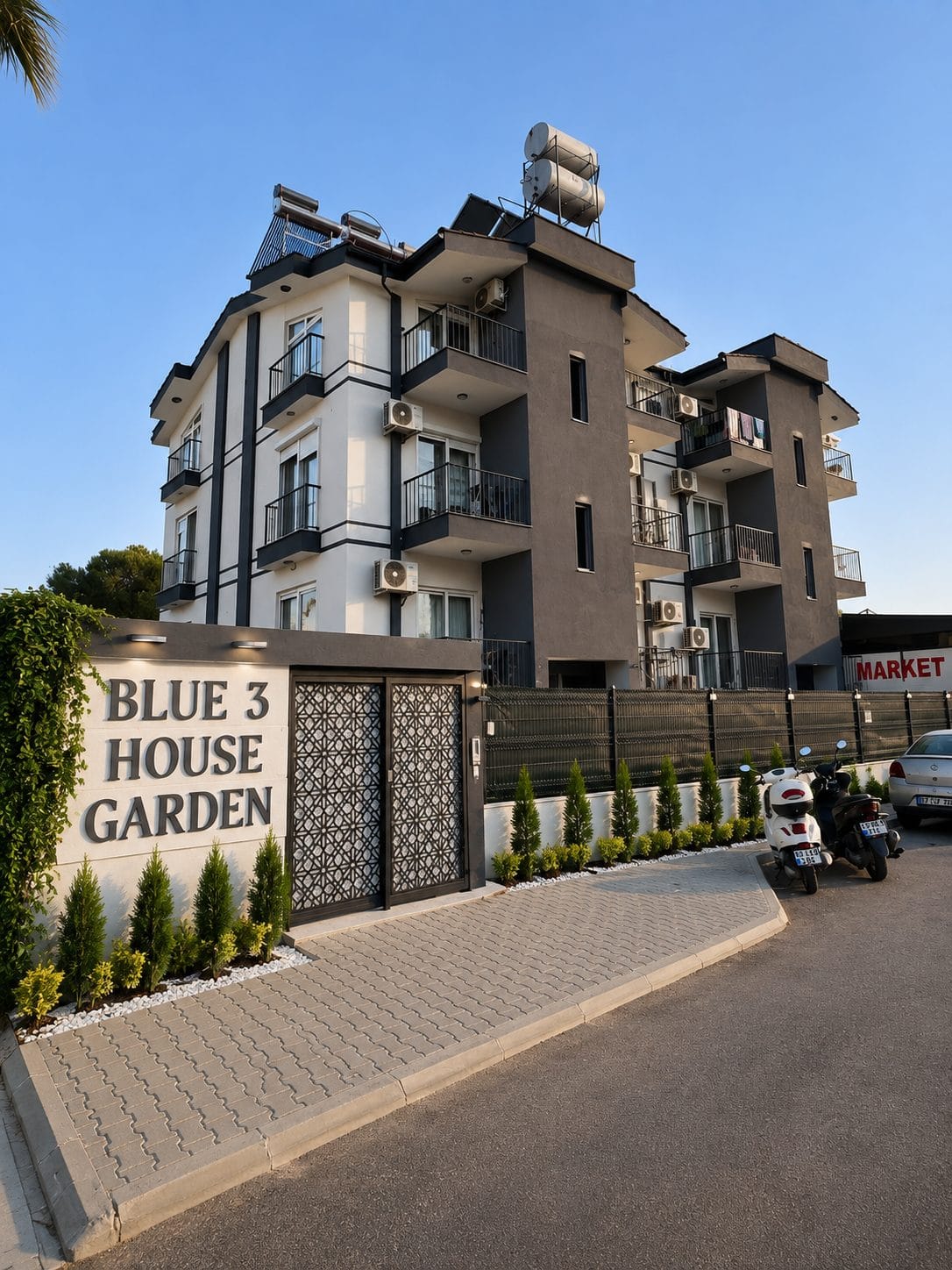 Side Blue House Garden 3 — görsel 1
